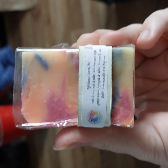 *Confidence* small handmade soap - Picture 2 of 2